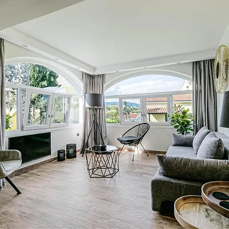 Govino Bay Bliss - Shared Pool Holiday home Danilia