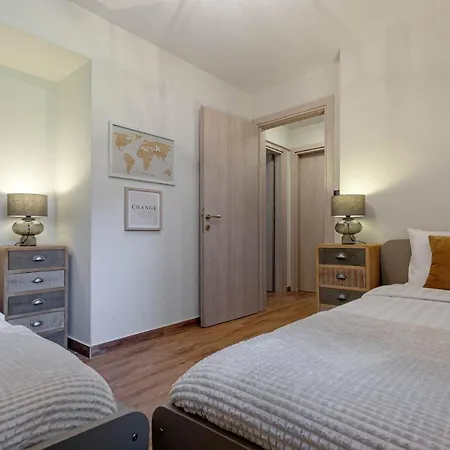 Govino Bay Bliss - Shared Pool Holiday home *