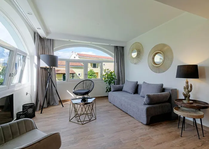 Govino Bay Bliss - Shared Pool Feriehus *